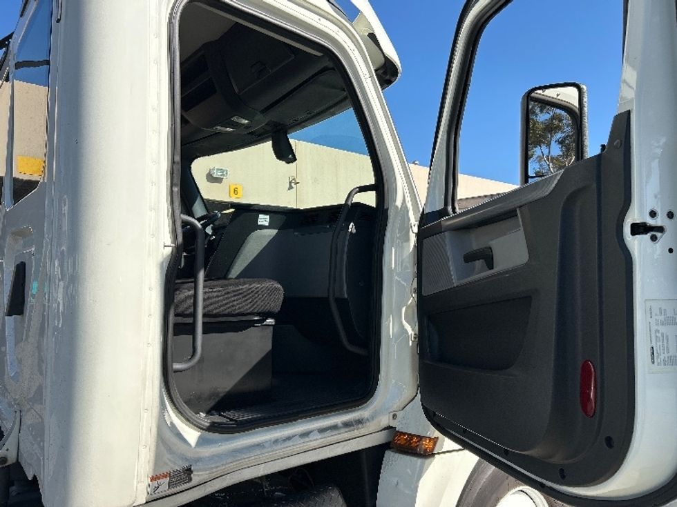 Day Cab Tractor-Heavy Duty Tractors-Freightliner-2019-T12664ST-Fontana-CA-166,440\n\t\tmiles-$ 60,000 - Image 12