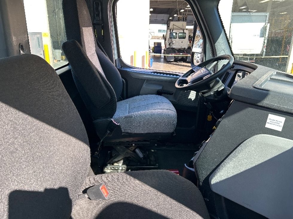 Day Cab Tractor-Heavy Duty Tractors-Freightliner-2019-T12664ST-Fontana-CA-166,440\n\t\tmiles-$ 60,000 - Image 14