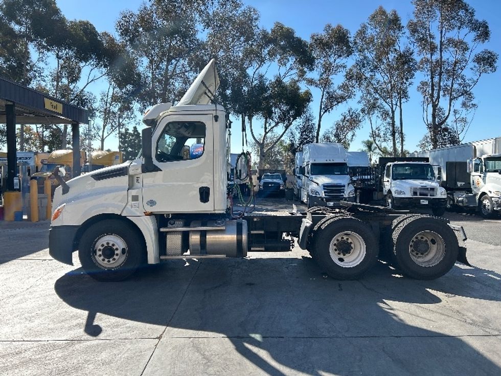 Day Cab Tractor-Heavy Duty Tractors-Freightliner-2019-T12664ST-Fontana-CA-166,440\n\t\tmiles-$ 60,000 - Image 4