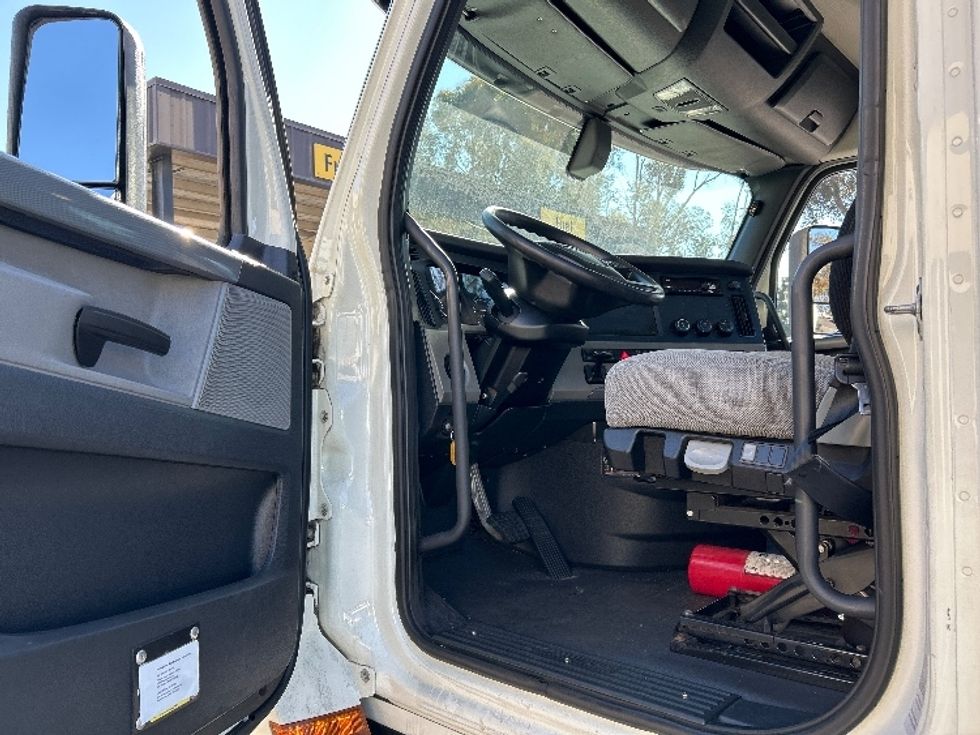 Day Cab Tractor-Heavy Duty Tractors-Freightliner-2019-T12664ST-Fontana-CA-166,440\n\t\tmiles-$ 60,000 - Image 9