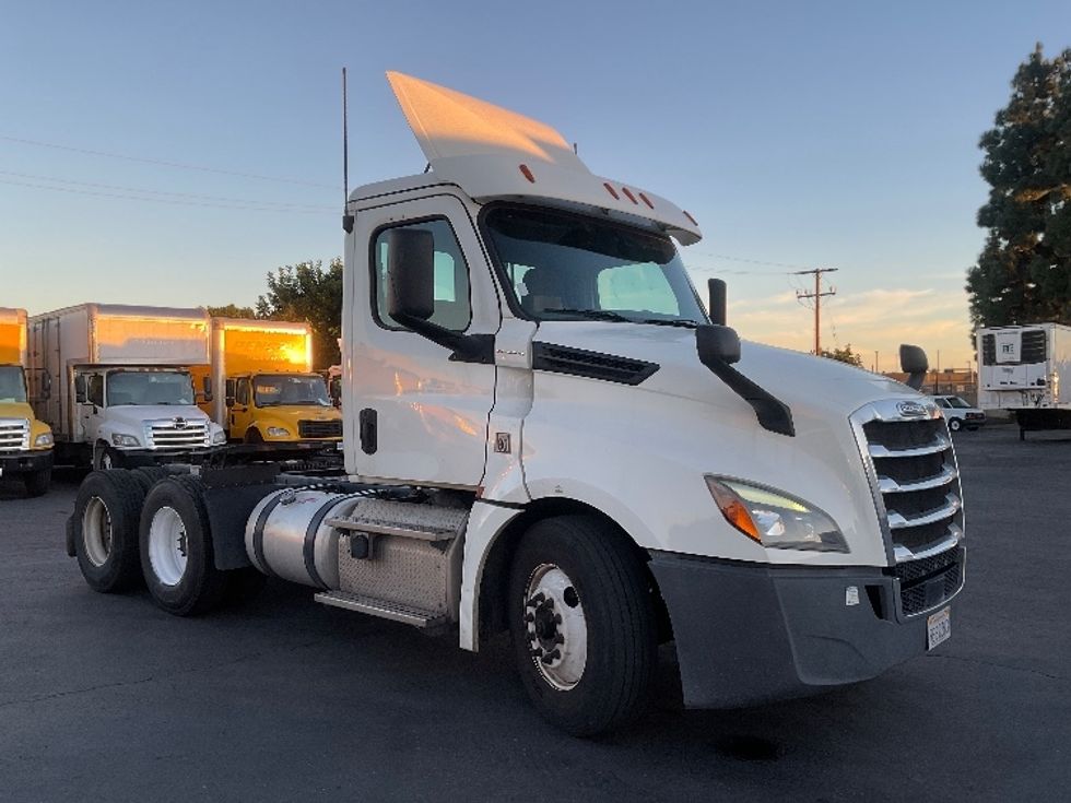 Day Cab Tractor-Heavy Duty Tractors-Freightliner-2019-T12664ST-Fontana-CA-240,785\n\t\tmiles-$ 53,000 - Image 1