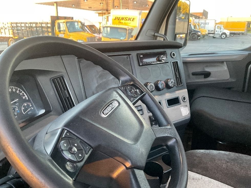 Day Cab Tractor-Heavy Duty Tractors-Freightliner-2019-T12664ST-Fontana-CA-240,785\n\t\tmiles-$ 53,000 - Image 10