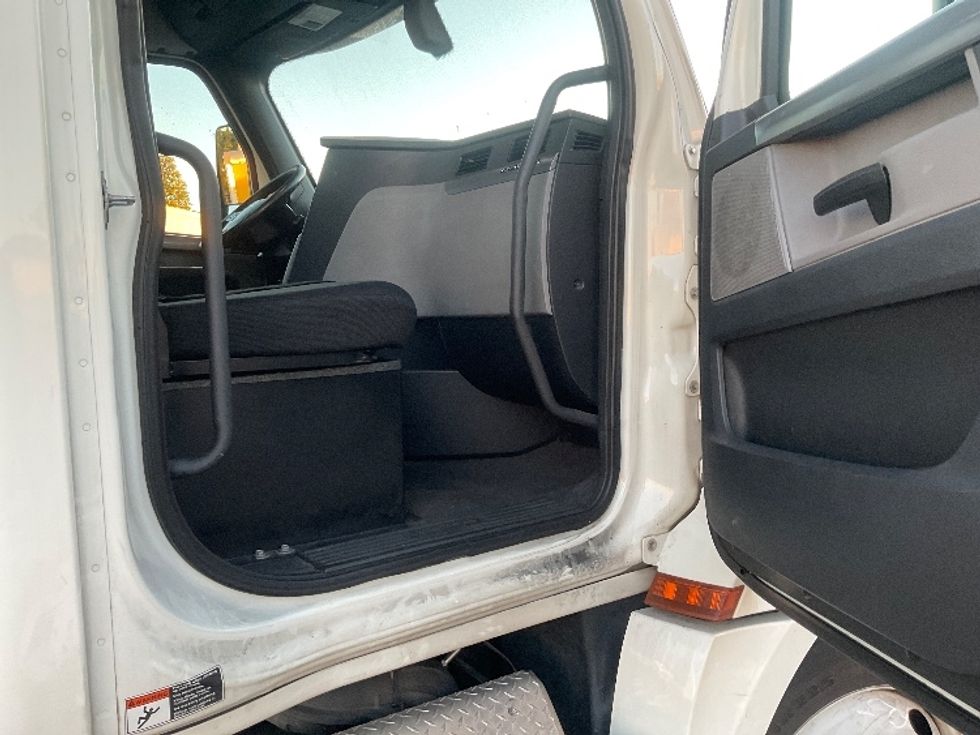 Day Cab Tractor-Heavy Duty Tractors-Freightliner-2019-T12664ST-Fontana-CA-240,785\n\t\tmiles-$ 53,000 - Image 12