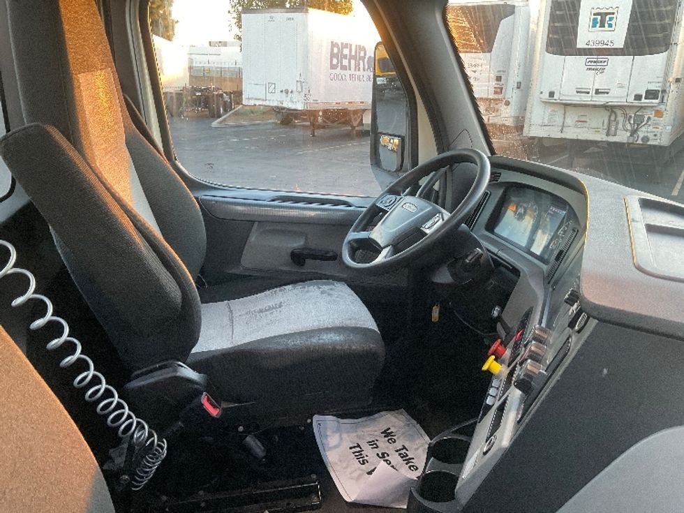 Day Cab Tractor-Heavy Duty Tractors-Freightliner-2019-T12664ST-Fontana-CA-240,785\n\t\tmiles-$ 53,000 - Image 14