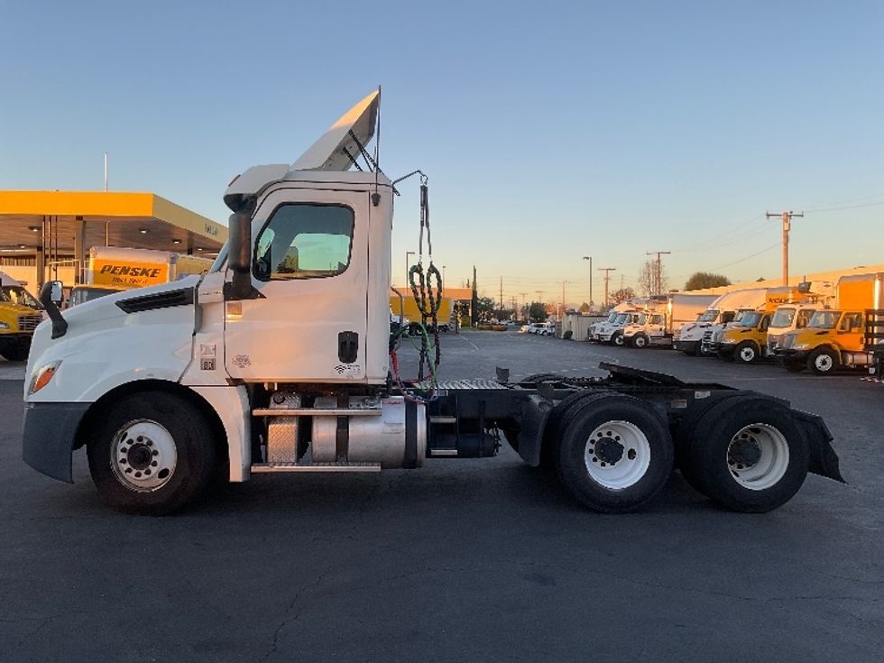 Day Cab Tractor-Heavy Duty Tractors-Freightliner-2019-T12664ST-Fontana-CA-240,785\n\t\tmiles-$ 53,000 - Image 4