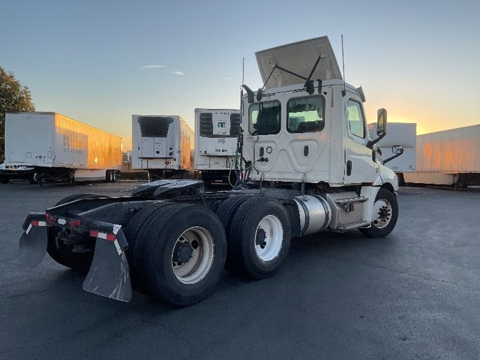 Day Cab Tractor-Heavy Duty Tractors-Freightliner-2019-T12664ST-Fontana-CA-240,785\n\t\tmiles-$ 53,000 - Image 7