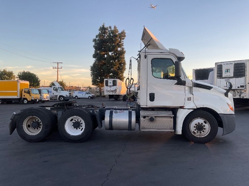 Day Cab Tractor-Heavy Duty Tractors-Freightliner-2019-T12664ST-Fontana-CA-240,785\n\t\tmiles-$ 53,000 - Image 8