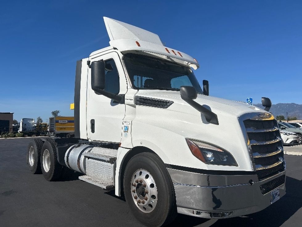 Day Cab Tractor-Heavy Duty Tractors-Freightliner-2019-T12664ST-Fontana-CA-259,581\n\t\tmiles-$ 55,500 - Image 1