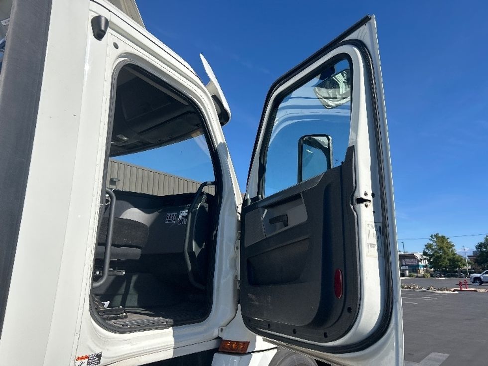 Day Cab Tractor-Heavy Duty Tractors-Freightliner-2019-T12664ST-Fontana-CA-259,581\n\t\tmiles-$ 55,500 - Image 12