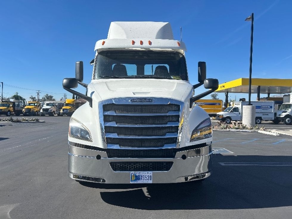Day Cab Tractor-Heavy Duty Tractors-Freightliner-2019-T12664ST-Fontana-CA-259,581\n\t\tmiles-$ 55,500 - Image 2