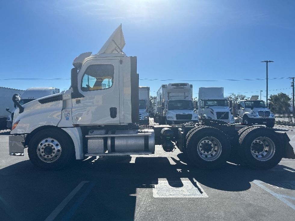 Day Cab Tractor-Heavy Duty Tractors-Freightliner-2019-T12664ST-Fontana-CA-259,581\n\t\tmiles-$ 55,500 - Image 4