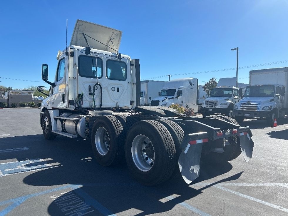 Day Cab Tractor-Heavy Duty Tractors-Freightliner-2019-T12664ST-Fontana-CA-259,581\n\t\tmiles-$ 55,500 - Image 5