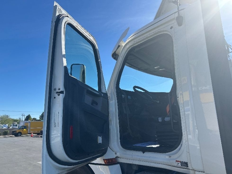 Day Cab Tractor-Heavy Duty Tractors-Freightliner-2019-T12664ST-Fontana-CA-259,581\n\t\tmiles-$ 55,500 - Image 9