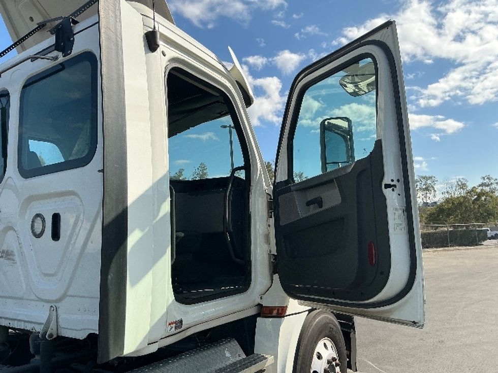 Day Cab Tractor-Heavy Duty Tractors-Freightliner-2019-T12664ST-Fontana-CA-268,196\n\t\tmiles-$ 55,000 - Image 12