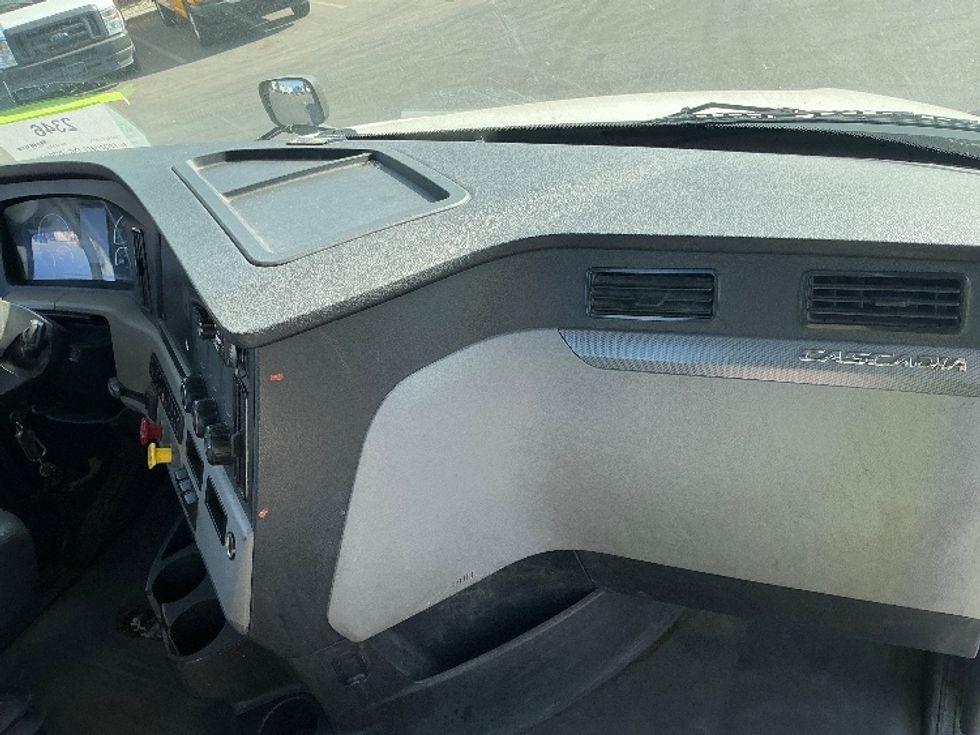 Day Cab Tractor-Heavy Duty Tractors-Freightliner-2019-T12664ST-Fontana-CA-268,196\n\t\tmiles-$ 55,000 - Image 13