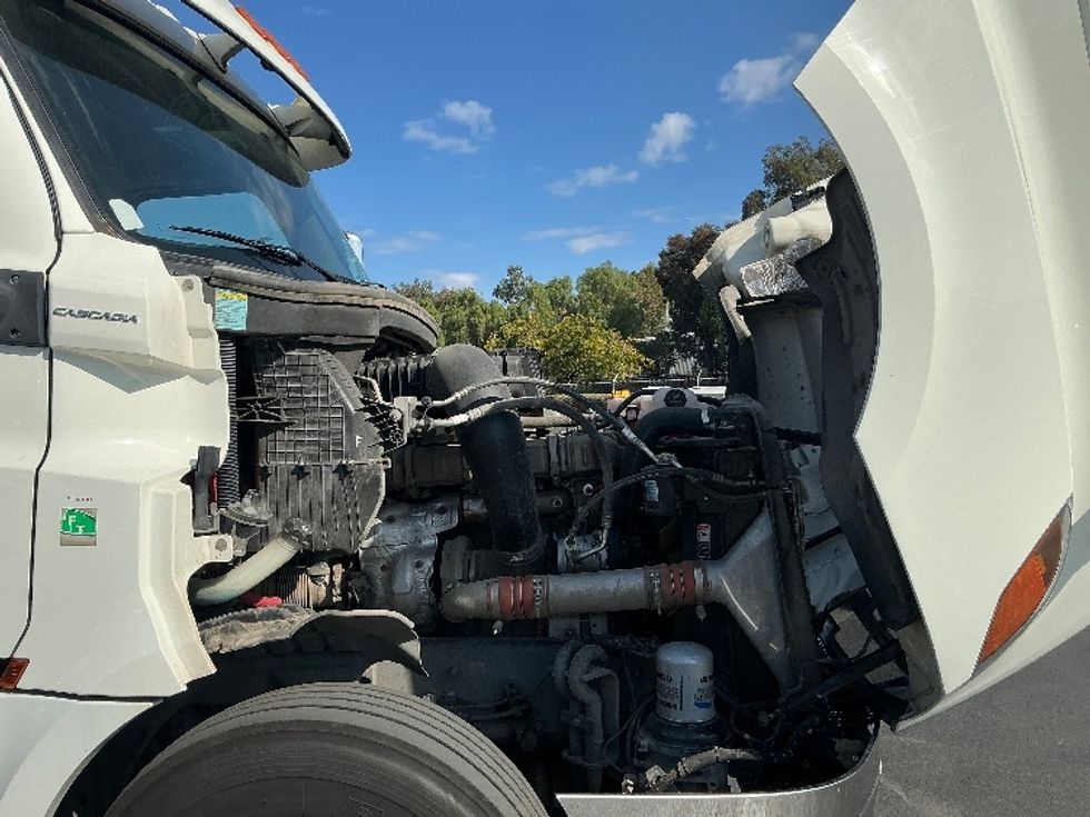 Day Cab Tractor-Heavy Duty Tractors-Freightliner-2019-T12664ST-Fontana-CA-268,196\n\t\tmiles-$ 55,000 - Image 15