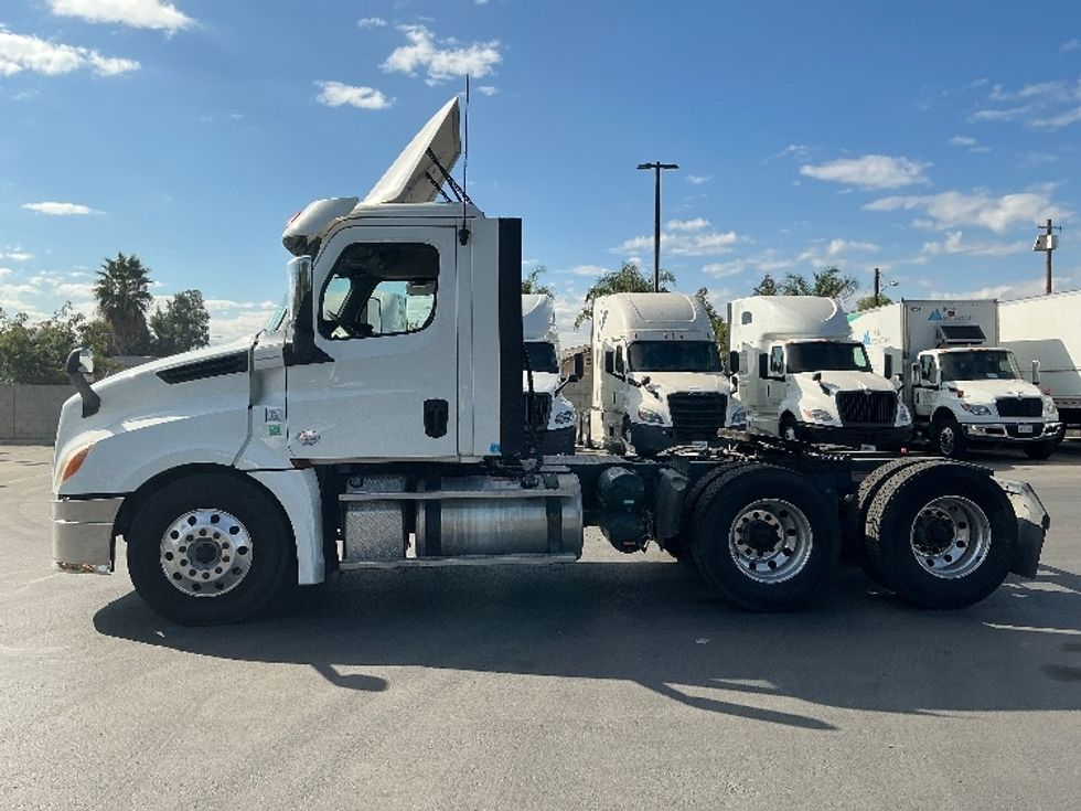 Day Cab Tractor-Heavy Duty Tractors-Freightliner-2019-T12664ST-Fontana-CA-268,196\n\t\tmiles-$ 55,000 - Image 4