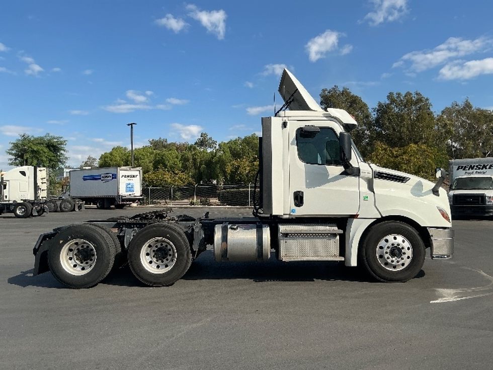 Day Cab Tractor-Heavy Duty Tractors-Freightliner-2019-T12664ST-Fontana-CA-268,196\n\t\tmiles-$ 55,000 - Image 8