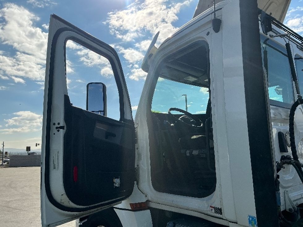 Day Cab Tractor-Heavy Duty Tractors-Freightliner-2019-T12664ST-Fontana-CA-268,196\n\t\tmiles-$ 55,000 - Image 9