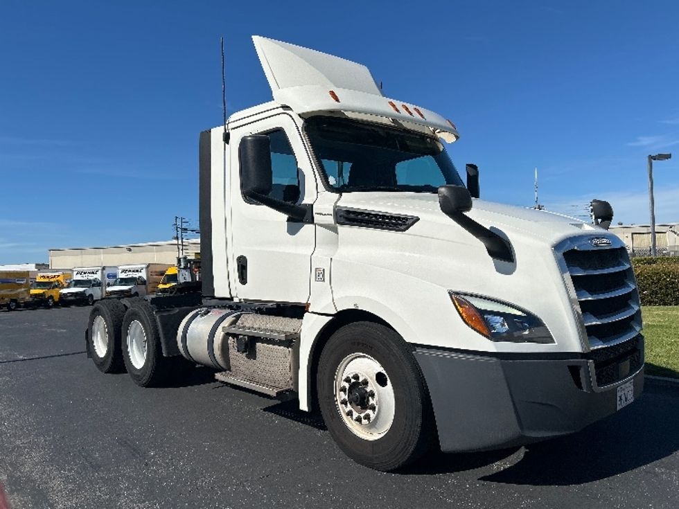 Day Cab Tractor-Heavy Duty Tractors-Freightliner-2019-T12664ST-Fontana-CA-273,845\n\t\tmiles-$ 51,250 - Image 1