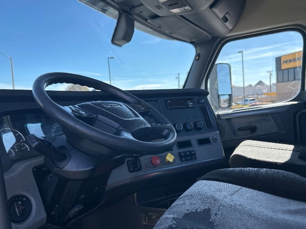 Day Cab Tractor-Heavy Duty Tractors-Freightliner-2019-T12664ST-Fontana-CA-273,845\n\t\tmiles-$ 51,250 - Image 10