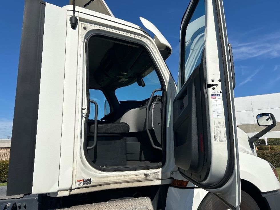 Day Cab Tractor-Heavy Duty Tractors-Freightliner-2019-T12664ST-Fontana-CA-273,845\n\t\tmiles-$ 51,250 - Image 12