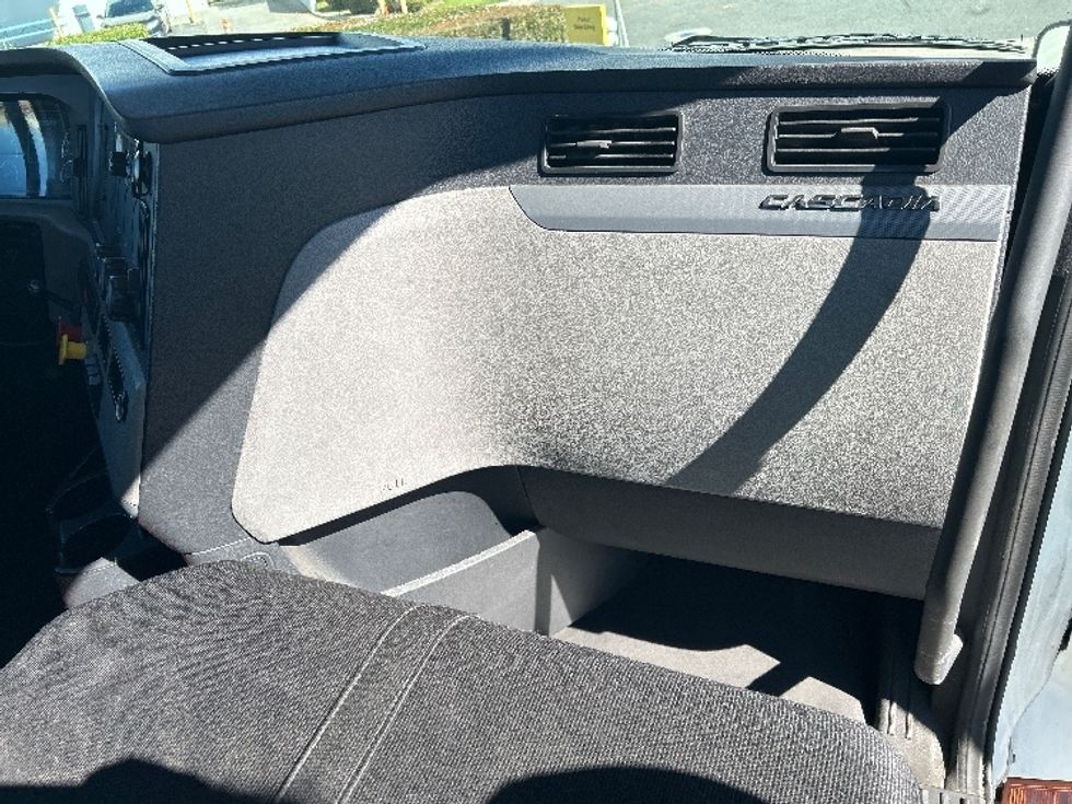 Day Cab Tractor-Heavy Duty Tractors-Freightliner-2019-T12664ST-Fontana-CA-273,845\n\t\tmiles-$ 51,250 - Image 13