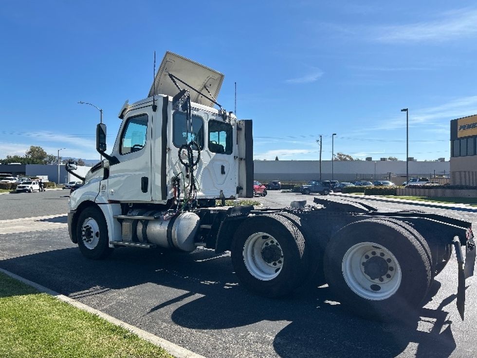 Day Cab Tractor-Heavy Duty Tractors-Freightliner-2019-T12664ST-Fontana-CA-273,845\n\t\tmiles-$ 51,250 - Image 5