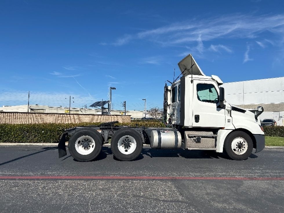 Day Cab Tractor-Heavy Duty Tractors-Freightliner-2019-T12664ST-Fontana-CA-273,845\n\t\tmiles-$ 51,250 - Image 8