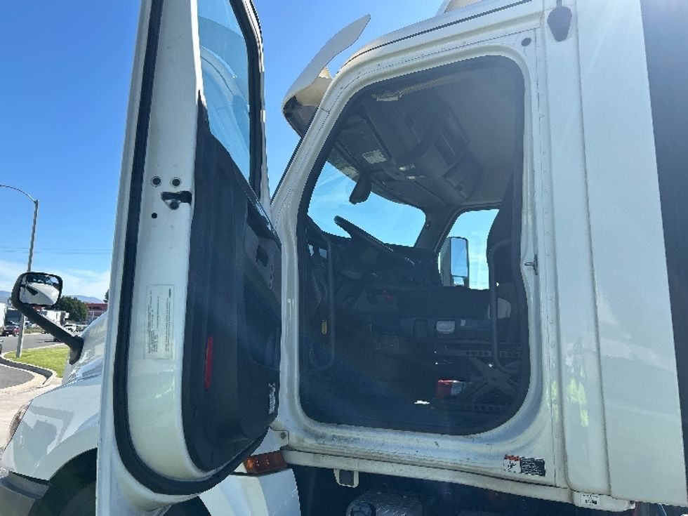 Day Cab Tractor-Heavy Duty Tractors-Freightliner-2019-T12664ST-Fontana-CA-273,845\n\t\tmiles-$ 51,250 - Image 9