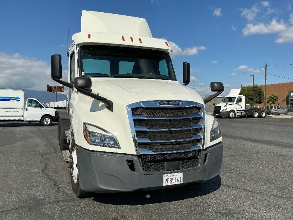 Day Cab Tractor-Heavy Duty Tractors-Freightliner-2019-T12664ST-Fontana-CA-280,858\n\t\tmiles-$ 52,500 - Image 1