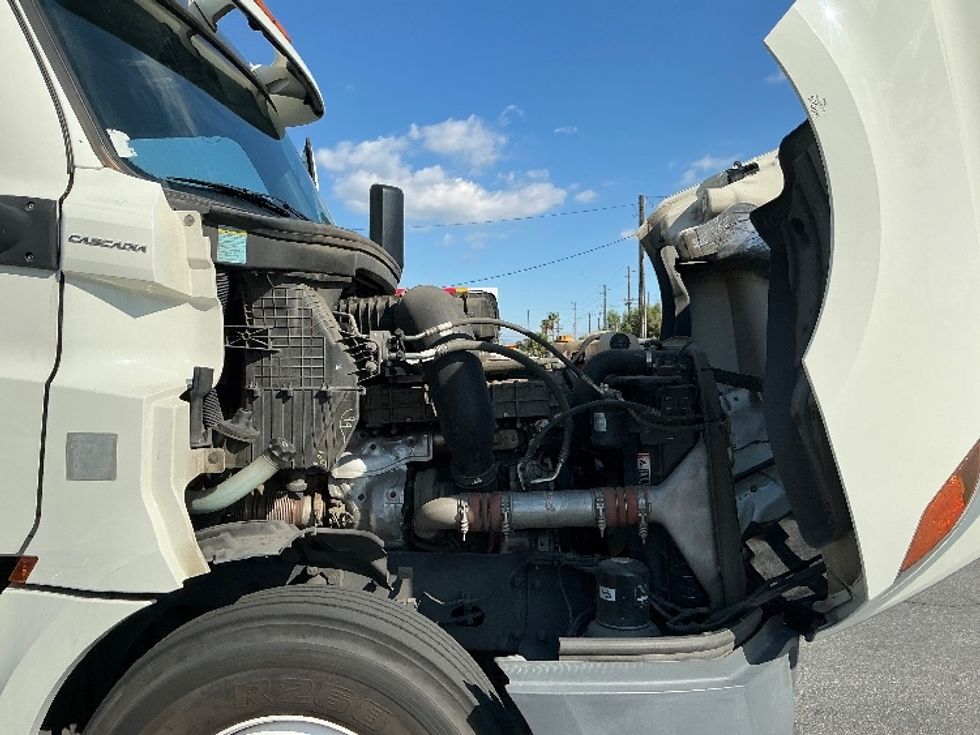 Day Cab Tractor-Heavy Duty Tractors-Freightliner-2019-T12664ST-Fontana-CA-280,858\n\t\tmiles-$ 52,500 - Image 14