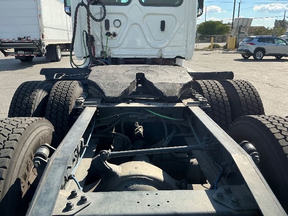 Day Cab Tractor-Heavy Duty Tractors-Freightliner-2019-T12664ST-Fontana-CA-280,858\n\t\tmiles-$ 52,500 - Image 6