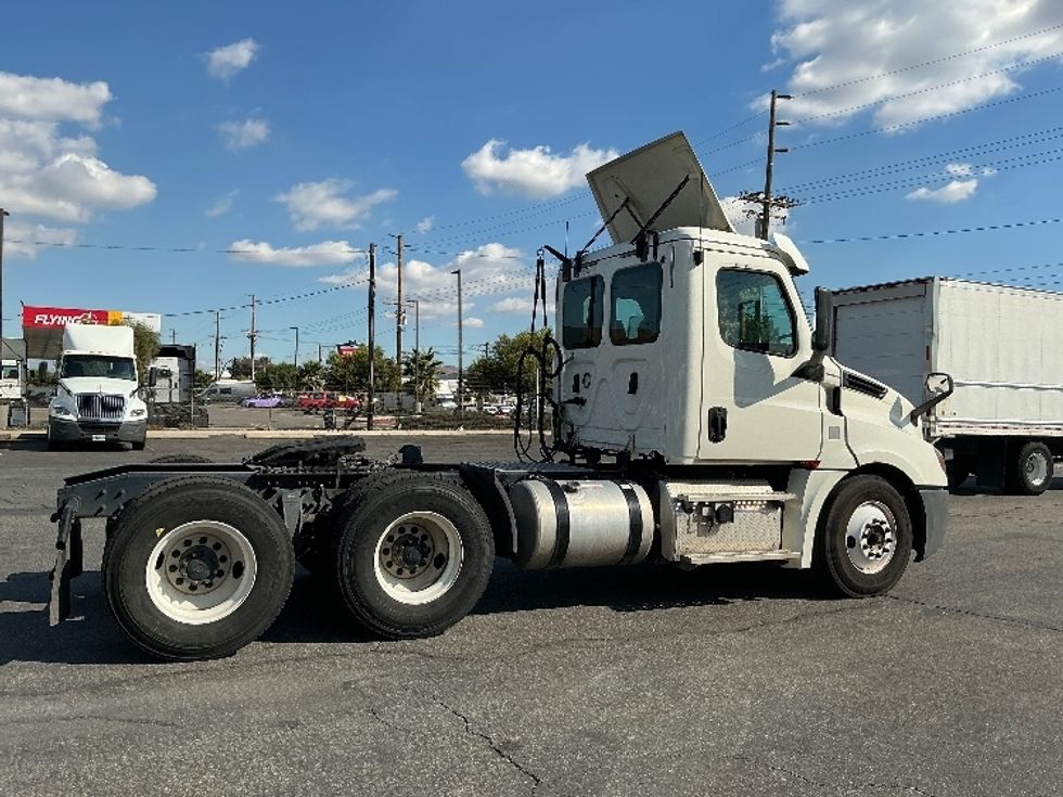 Day Cab Tractor-Heavy Duty Tractors-Freightliner-2019-T12664ST-Fontana-CA-280,858\n\t\tmiles-$ 52,500 - Image 8