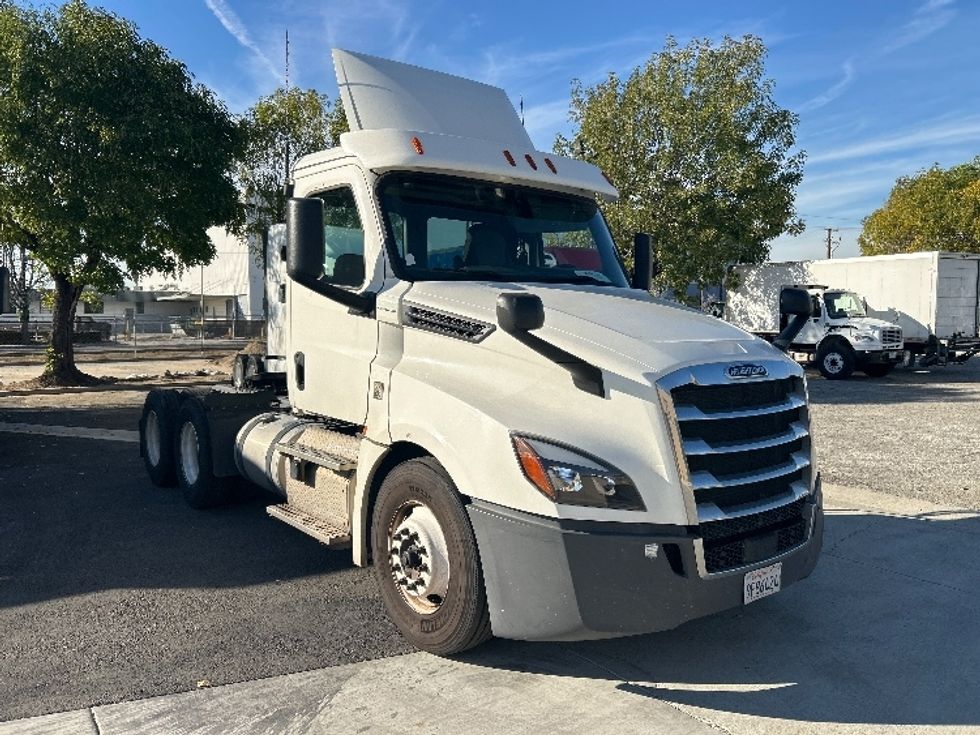 Day Cab Tractor-Heavy Duty Tractors-Freightliner-2019-T12664ST-Fontana-CA-298,139\n\t\tmiles-$ 50,000 - Image 1