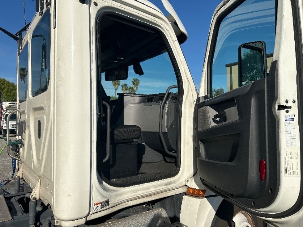 Day Cab Tractor-Heavy Duty Tractors-Freightliner-2019-T12664ST-Fontana-CA-298,139\n\t\tmiles-$ 50,000 - Image 12