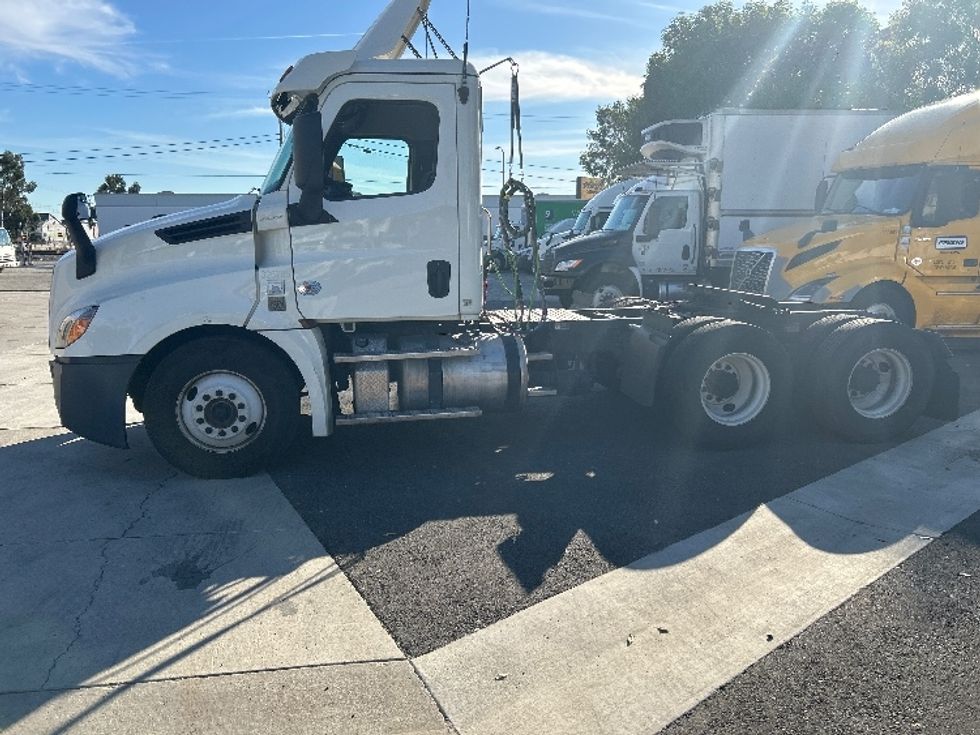 Day Cab Tractor-Heavy Duty Tractors-Freightliner-2019-T12664ST-Fontana-CA-298,139\n\t\tmiles-$ 50,000 - Image 4