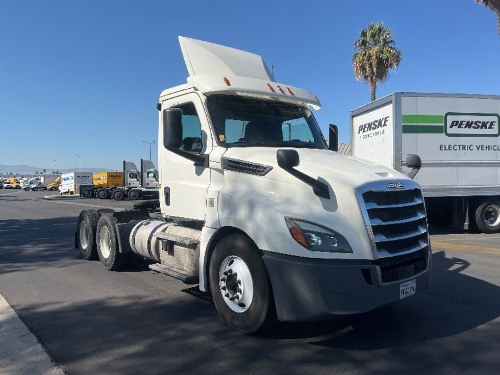 Day Cab Tractor-Heavy Duty Tractors-Freightliner-2019-T12664ST-Fontana-CA-318,302\n\t\tmiles-$ 53,500 - Image 1