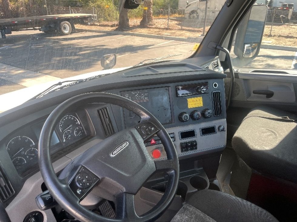 Day Cab Tractor-Heavy Duty Tractors-Freightliner-2019-T12664ST-Fontana-CA-318,302\n\t\tmiles-$ 53,500 - Image 10
