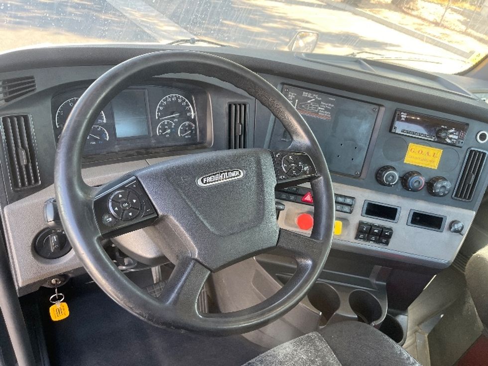 Day Cab Tractor-Heavy Duty Tractors-Freightliner-2019-T12664ST-Fontana-CA-318,302\n\t\tmiles-$ 53,500 - Image 11