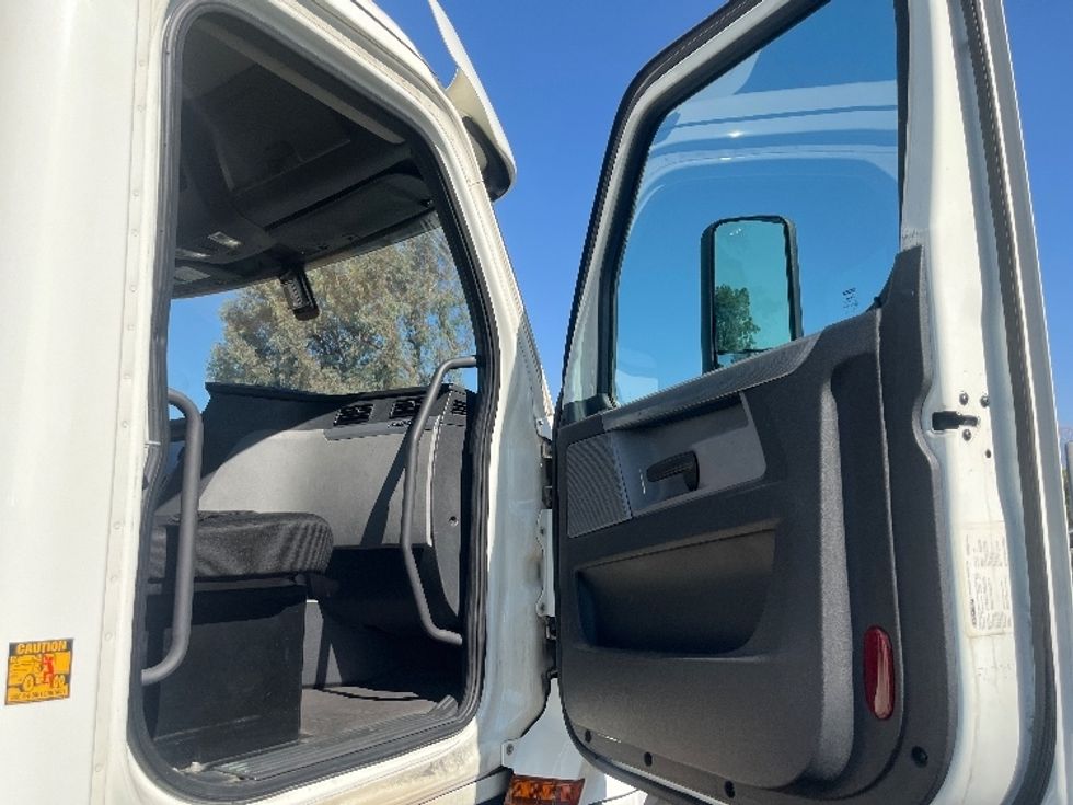 Day Cab Tractor-Heavy Duty Tractors-Freightliner-2019-T12664ST-Fontana-CA-318,302\n\t\tmiles-$ 53,500 - Image 12