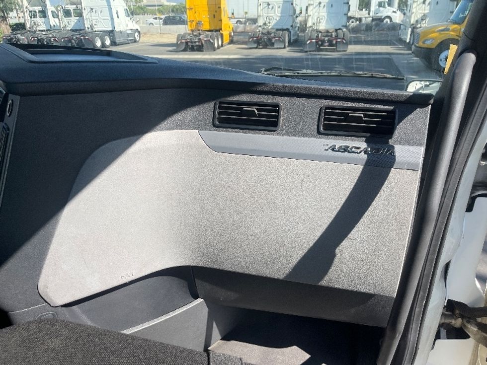 Day Cab Tractor-Heavy Duty Tractors-Freightliner-2019-T12664ST-Fontana-CA-318,302\n\t\tmiles-$ 53,500 - Image 13