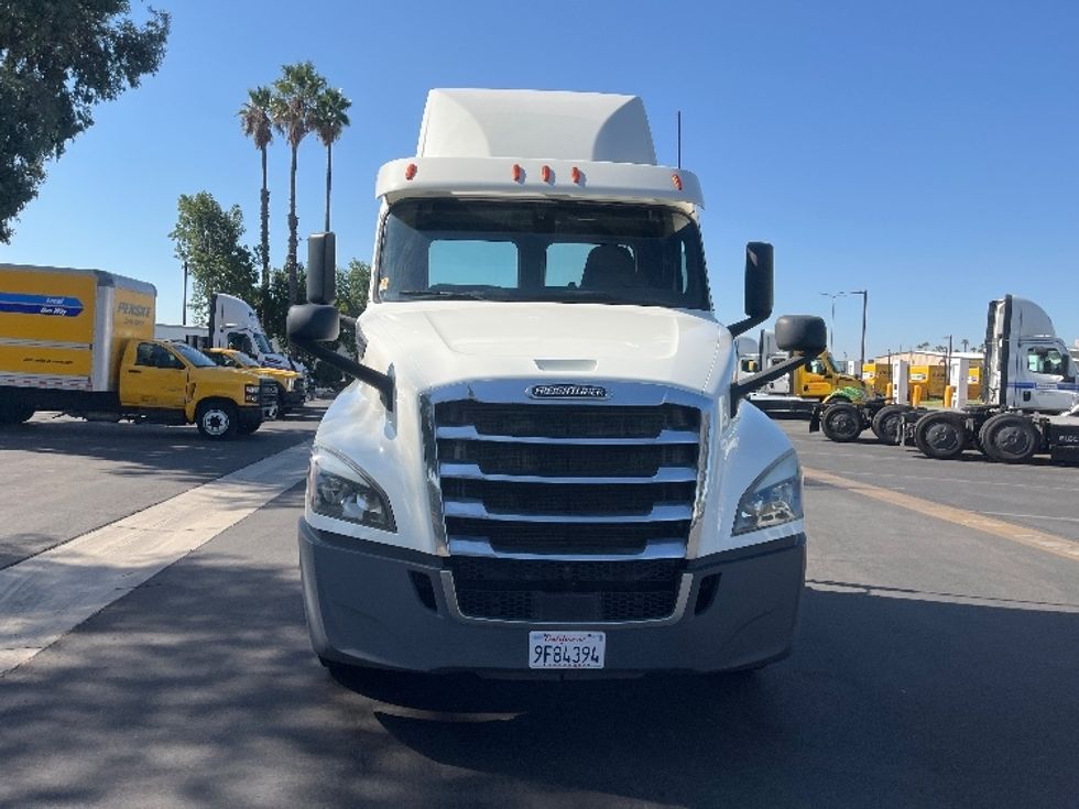Day Cab Tractor-Heavy Duty Tractors-Freightliner-2019-T12664ST-Fontana-CA-318,302\n\t\tmiles-$ 53,500 - Image 2
