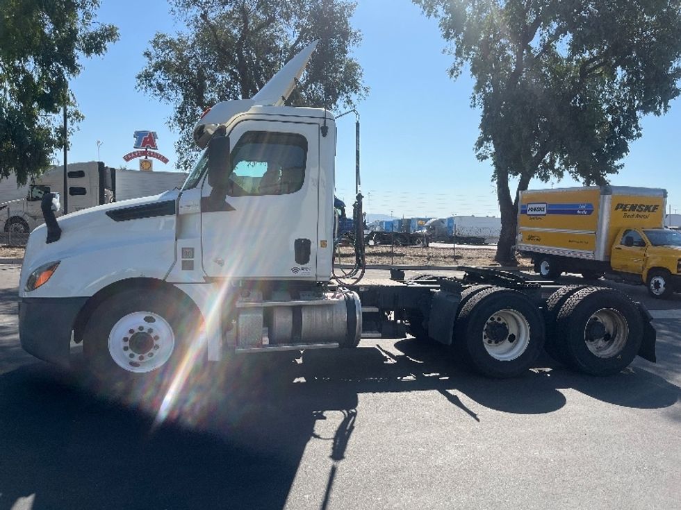 Day Cab Tractor-Heavy Duty Tractors-Freightliner-2019-T12664ST-Fontana-CA-318,302\n\t\tmiles-$ 53,500 - Image 4