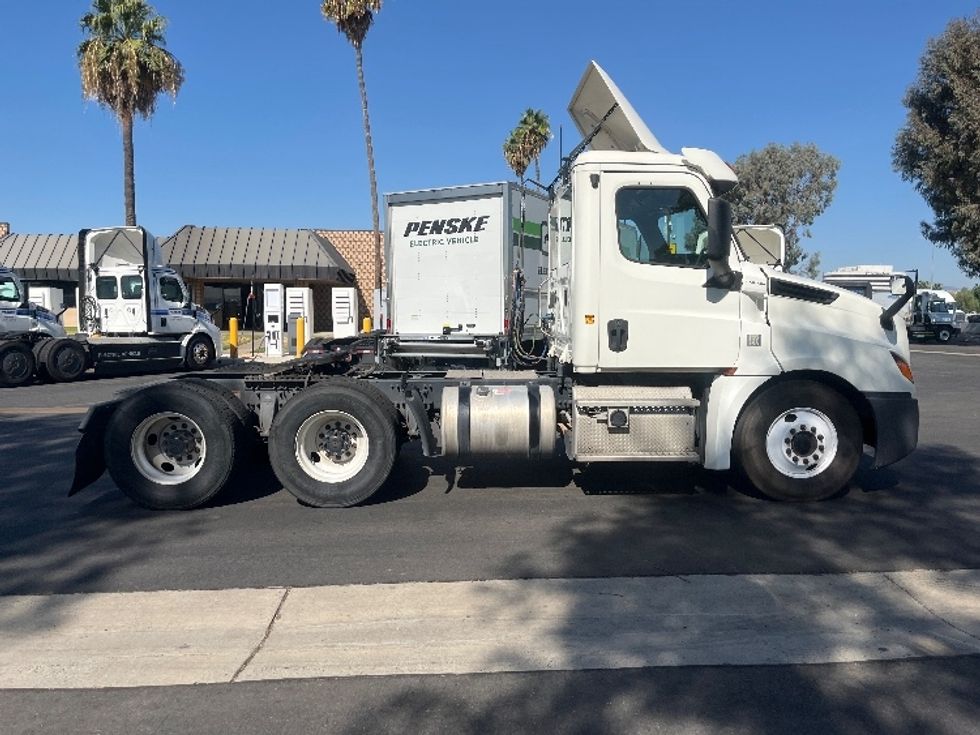 Day Cab Tractor-Heavy Duty Tractors-Freightliner-2019-T12664ST-Fontana-CA-318,302\n\t\tmiles-$ 53,500 - Image 8