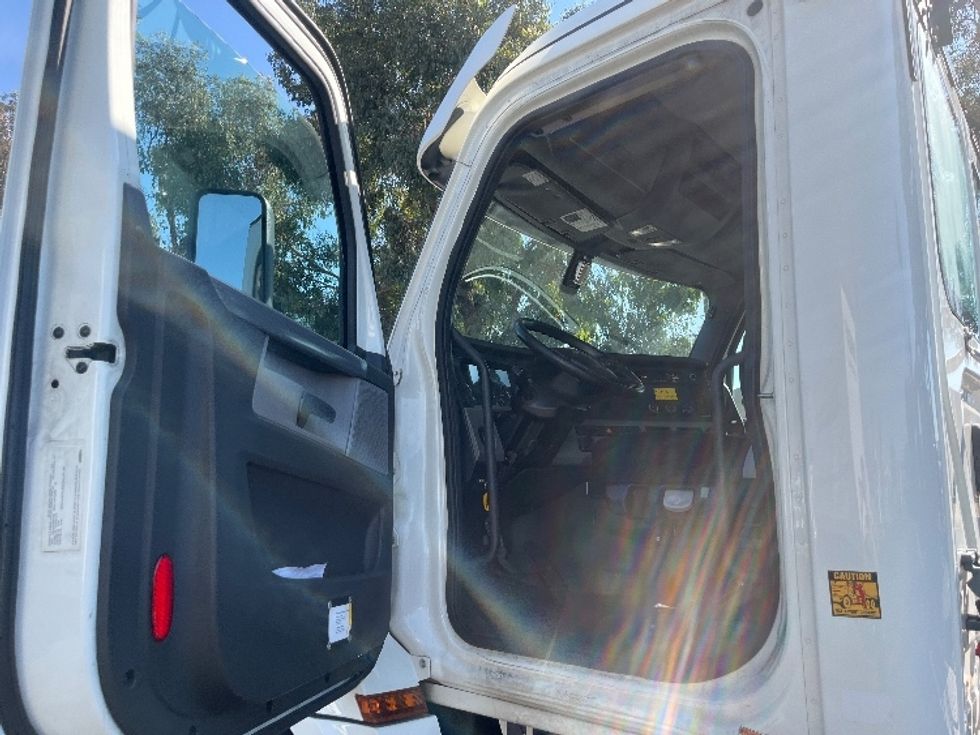 Day Cab Tractor-Heavy Duty Tractors-Freightliner-2019-T12664ST-Fontana-CA-318,302\n\t\tmiles-$ 53,500 - Image 9