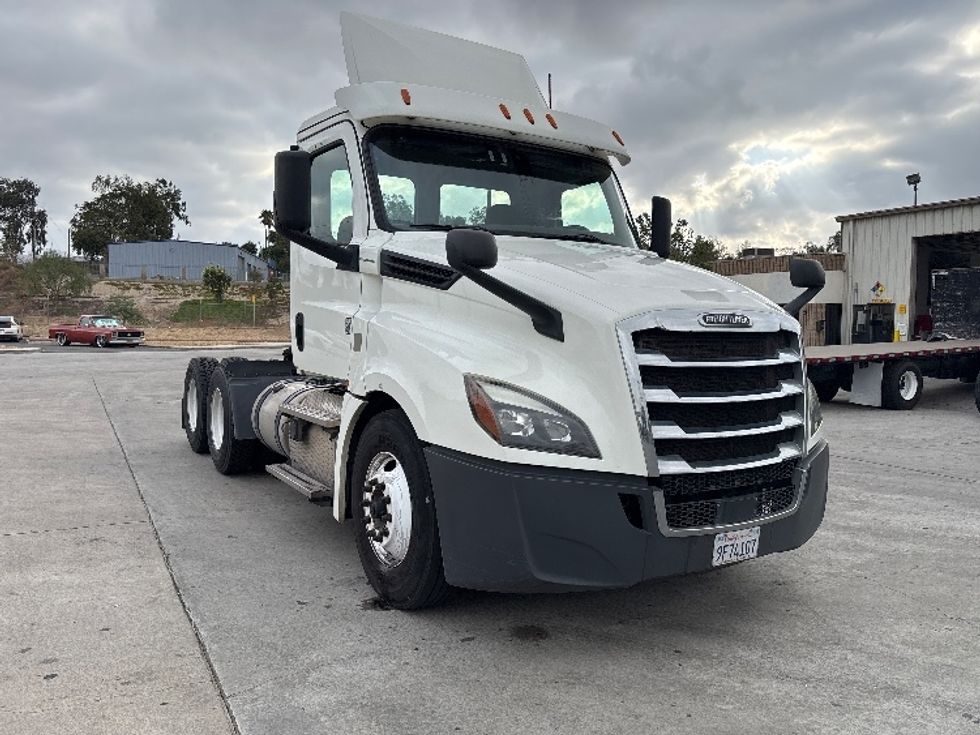 Day Cab Tractor-Heavy Duty Tractors-Freightliner-2019-T12664ST-Fontana-CA-340,359\n\t\tmiles-$ 49,250 - Image 1