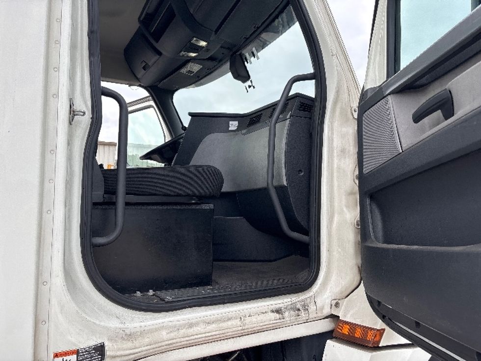 Day Cab Tractor-Heavy Duty Tractors-Freightliner-2019-T12664ST-Fontana-CA-340,359\n\t\tmiles-$ 49,250 - Image 12