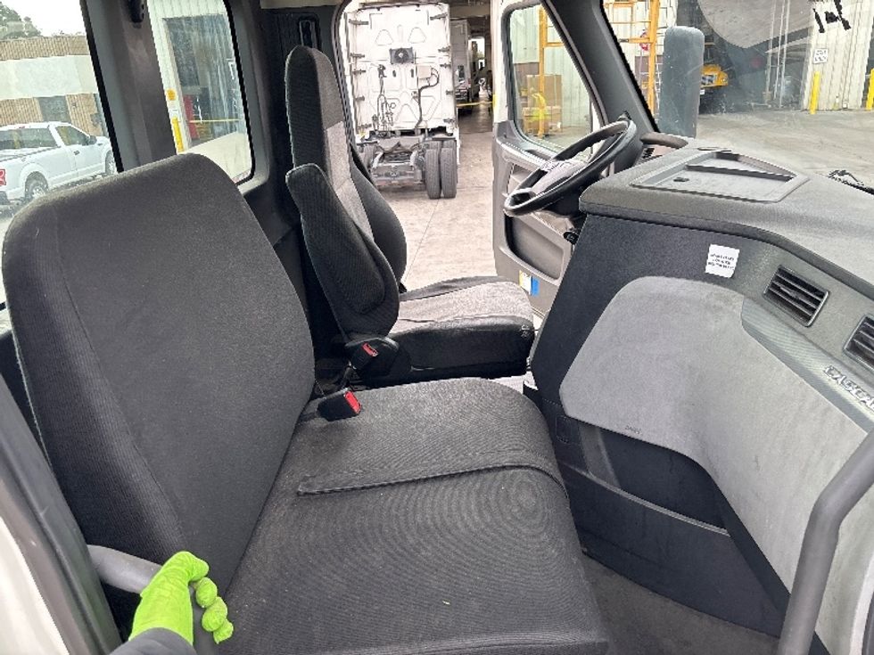 Day Cab Tractor-Heavy Duty Tractors-Freightliner-2019-T12664ST-Fontana-CA-340,359\n\t\tmiles-$ 49,250 - Image 14