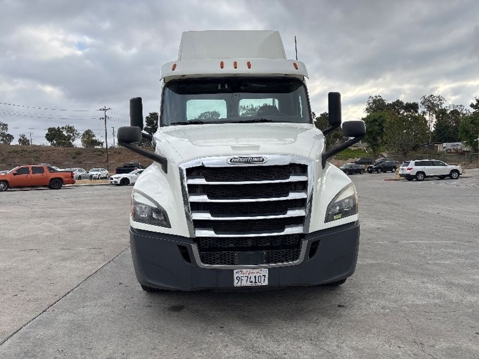 Day Cab Tractor-Heavy Duty Tractors-Freightliner-2019-T12664ST-Fontana-CA-340,359\n\t\tmiles-$ 49,250 - Image 2